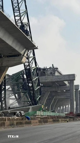 Hiện trường vụ sập cần cẩu tại công trường xây dựng ở tỉnh Samut Sakhon, Thái Lan, ngày 15/1/2026. (Nguồn: THX/TTXVN)