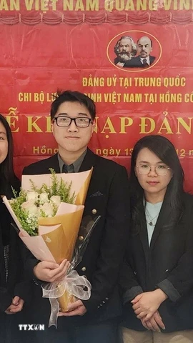 Nguyễn Thị Xuân Huệ (thứ hai, bên trái), nghiên cứu sinh chuyên ngành Ngôn ngữ học ứng dụng tiếng Anh tại Đại học Macau (Trung Quốc), Bí thư Chi bộ Lưu học sinh Việt Nam tại Hong Kong và Macau tại lễ kết nạp đảng viên mới. (Nguồn: TTXVN phát)