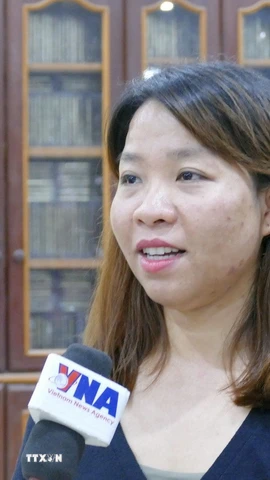 Chị Nguyễn Thị Thu Huyền, Chánh Văn phòng Hội người Việt Nam thủ đô Vientiane, trả lời phỏng vấn. (Ảnh: Xuân Tú/TTXVN)