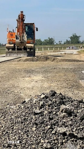 Đơn vị thi công tiến hành sửa chữa mặt đường. (Ảnh: Văn Tý/TTXVN)