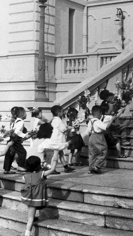 Các cháu thiếu nhi Thủ đô đến chúc thọ Bác Hồ tại Phủ Chủ tịch, ngày 19/5/1958. (Ảnh: TTXVN)