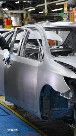 Công nhân làm việc tại một nhà máy của Toyota tại tỉnh Aichi, Nhật Bản. (Nguồn: AFP/TTXVN)