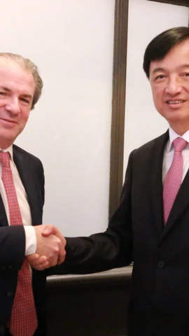 Bí thư Thành ủy Hà Nội Nguyễn Duy Ngọc và Giám đốc điều hành Tập đoàn Rosen Partners Daniel Rosen. (Ảnh: TTXVN phát)