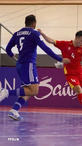 Một pha bóng trong trận ra quân gặp Kuwait của đội tuyển futsal Việt Nam. (Nguồn: TTXVN phát)