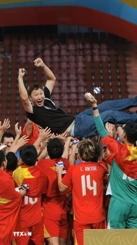 Huấn luyện viên Kim Sang-sik thêm một lần cùng bóng đá Việt Nam "chinh phục" thành công Rajamangala, mang về tấm huy chương Vàng quý giá cho bóng đá Việt Nam tại kỳ SEA Games 33 này. (Ảnh: Minh Quyết/TTXVN)