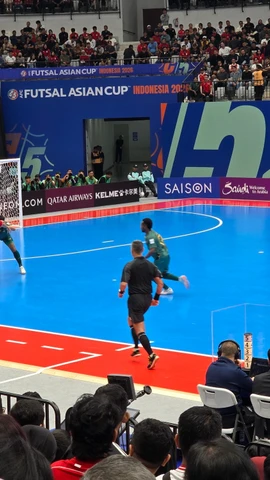 Các cầu thủ Futsal Việt Nam thi đấu lăn xả giành cơ hội kiểm soát bóng. (Ảnh: Minh Hưởng/TTXVN)