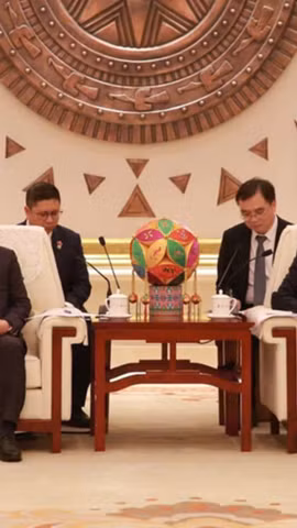 Bí thư Thành ủy Hà Nội Trần Đức Thắng hội kiến Bí thư Khu ủy Khu tự trị dân tộc Choang Quảng Tây Trần Cương. (Nguồn: Báo Quân đội Nhân dân)