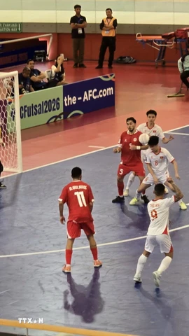 Pha đánh đầu cận thành của đội tuyển Futsal Việt Nam trong trận gặp Liban. (Ảnh: Lê Minh Hưởng/TTXVN)