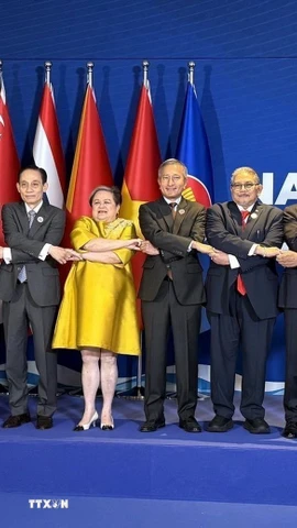 Bộ trưởng Ngoại giao Lê Hoài Trung chụp ảnh chung với Bộ trưởng Ngoại giao các nước ASEAN trước Hội nghị AMM Retreat tại Cebu, Philippines. (Ảnh: Việt Dũng/TTXVN)