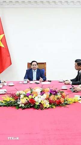 Thủ tướng Phạm Minh Chính điện đàm với Tổng thống Các Tiểu vương quốc Arab thống nhất (UAE) Sheikh Mohammed bin Zayed Al-Nahyan. (Ảnh: Dương Giang/TTXVN)