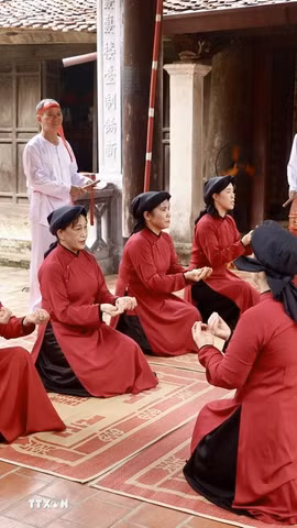 Nghệ nhân phường Xoan Hùng Lô thực hiện hát cửa đình theo lề lối cổ truyền, tái hiện không gian diễn xướng gắn với tín ngưỡng thờ cúng Hùng Vương và đời sống cộng đồng. (Ảnh: Phương Thảo/TTXVN phát)