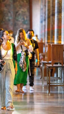 Khách du lịch tham quan Chùa Wat Pho ở Bangkok, Thái Lan. (Ảnh: THX/TTXVN)