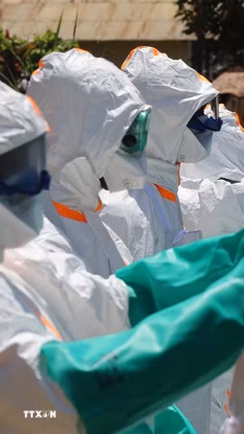 Nhân viên y tế mặc trang phục bảo hộ và khử khuẩn khi điều trị cho bệnh nhân Ebola tại Ituri, Cộng hòa Dân chủ Congo. (Ảnh: THX/TTXVN)