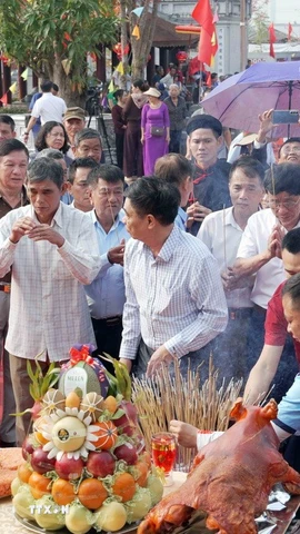 Từ ngày 24/3-26/3/2026, tại phường Thành Sen, tỉnh Hà Tĩnh diễn ra lễ hội Văn Miếu năm 2026. Lễ hội được tổ chức thường niên nhằm tôn vinh đạo học, tri ân các bậc hiền tài, đồng thời góp phần bảo tồn, phát huy giá trị văn hóa truyền thống của địa phương, thu hút đông đảo nhân dân và du khách tham gia. Ảnh: Hữu Quyết - TTXVN