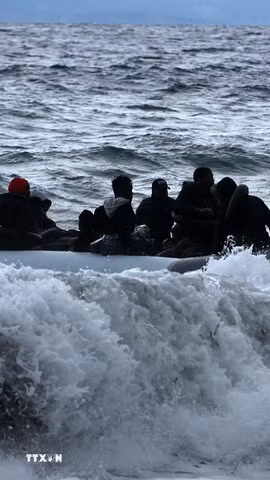 Người di cư trên trên thuyền ở ngoài khơi đảo Lesbos, Hy Lạp. (Nguồn: THX/TTXVN)