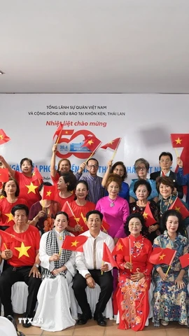 Kiều bào vùng Đông Bắc Thái Lan dự lễ kỷ niệm 50 năm thống nhất đất nước. (Nguồn: TTXVN phát)