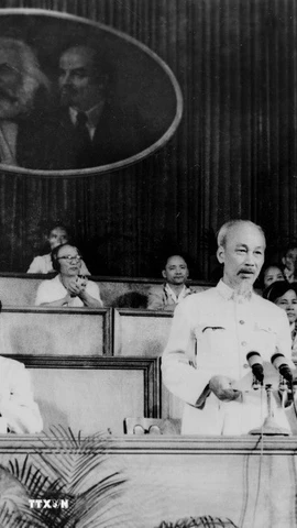 Chủ tịch Hồ Chí Minh đọc Báo cáo chính trị tại Đại hội Đại biểu toàn quốc lần thứ III của Đảng (9/1960). (Ảnh: TTXVN)