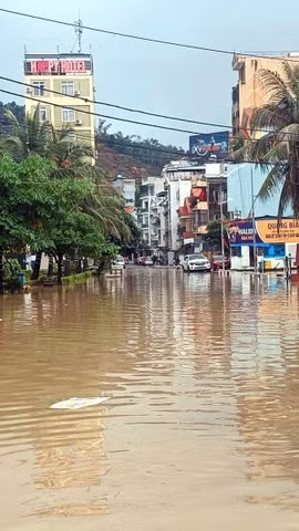 Mưa lớn gây ngập lụt tại khu phố Yết Kiêu 4, phường Hồng Gai, tỉnh Quảng Ninh. (Ảnh: TTXVN phát)