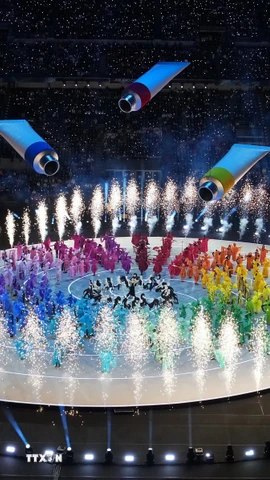 Nghệ sĩ biểu diễn tại lễ khai mạc Olympic mùa Đông Milan-Cortina 2026 ở Milan, Italy, ngày 6/2/2026. (Nguồn: THX/TTXVN)