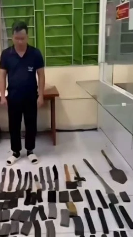 Đối tượng Nguyễn Thanh Hiếu cùng tang vật tại cơ quan điều tra. (Nguồn: Công an Thành phố Hồ Chí Minh)