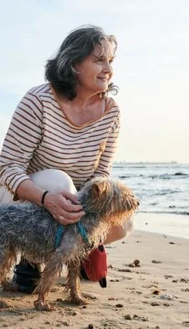 Các chuyên gia cho rằng chăm sóc thú cưng giúp kích thích tinh thần, tăng vận động và mở rộng giao tiếp, góp phần bảo vệ chức năng nhận thức. (Nguồn: Getty Images)