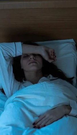 Các chuyên gia khuyên rằng nên mua rèm cản sáng và thực sự tắt hẳn điện thoại trước khi đi ngủ. (Nguồn: Getty Images)