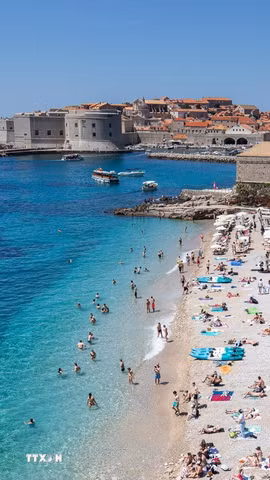 Người dân tắm biển tránh nóng tại Dubrovnik, Croatia. (Ảnh: THX/TTXVN)