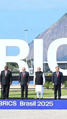 Đại diện các nước BRICS chụp ảnh chung tại Hội nghị thượng đỉnh BRICS ở Rio de Janeiro, Brazil, ngày 6/7/2025. (Ảnh: THX/TTXVN)