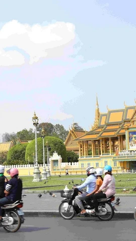 Chính phủ Hoàng gia Campuchia yêu cầu người đứng đầu cơ quan hành chính, công an thủ đô và các tỉnh trên phạm vi toàn quốc, cũng như các cơ quan bộ, ban, ngành hữu quan các cấp tổ chức triển khai hoạt động tấn công trấn áp, triệt phá triệt để các ổ nhóm lừa đảo trực tuyến. (Ảnh: Huỳnh Thảo/TTXVN)