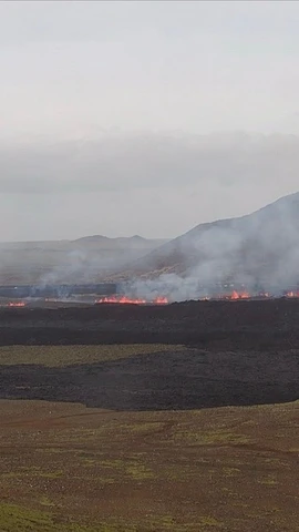 Núi lửa trên bán đảo Reykjanes, Iceland phun trào ngày 1/4/2025. (Ảnh: THX/TTXVN)