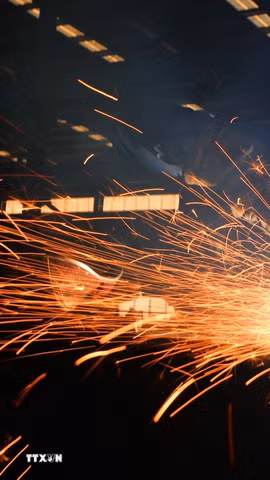 Công nhân làm việc tại nhà máy sản xuất thép tại Trung Quốc. (Nguồn: THX/TTXVN)