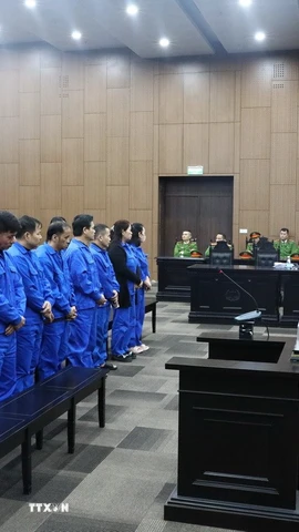 Các bị cáo nghe đại diện Viện kiểm sát đọc bản cáo trạng. (Ảnh: Quốc Lũy/TTXVN)
