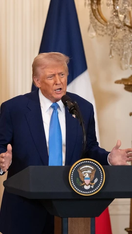 Chia sẻ trên nền tảng Truth Social, Tổng thống Mỹ Donald Trump viết: “Hãy yên nghỉ Đức Giáo hoàng Francis! Cầu xin Chúa ban phước cho ngài và tất cả những ai yêu mến ngài!” (Ảnh: THX/TTXVN)