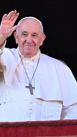 Giáo hoàng Francis vẫy chào các giáo dân khi ông phát biểu trong lễ Giáng sinh trên quảng trường Thánh Peter ở Vatican, ngày 25/12/2022. (Ảnh: ABC News/TTXVN)