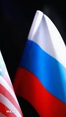 Quốc kỳ Mỹ (trái) và quốc kỳ Nga. (Ảnh: IRNA/TTXVN)