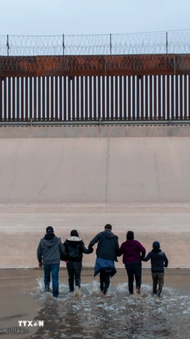 Người di cư vượt sông Rio Bravo ở biên giới Mỹ-Mexico. (Nguồn: THX/TTXVN)