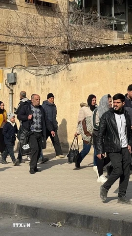 Người dân sơ tán tránh xung đột tại thành phố Aleppo, Syria, ngày 7/1/2026. (Nguồn: THX/TTXVN)