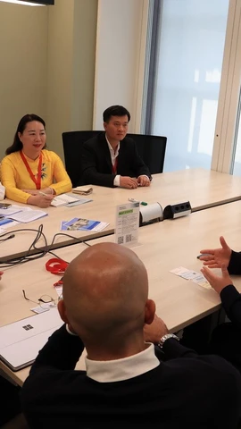 Đoàn đại biểu của Huế làm việc với các đối tác Thụy Sĩ. (Ảnh: Anh Hiển/Vietnam+)