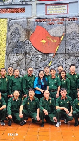 Hội Cựu chiến binh TTXVN chụp ảnh lưu niệm tại Đài tưởng niệm các Anh hùng Liệt sỹ điểm cao 468 (thôn Nặm Ngặt, xã Thanh Thủy, tỉnh Tuyên Quang). (Ảnh: Minh Tâm/TTXVN)