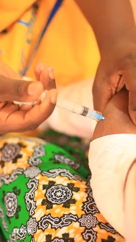 Nhân viên y tế tiêm vaccine phòng sốt rét cho em nhỏ tại Douala, Cameroon. (Ảnh: THX/TTXVN)