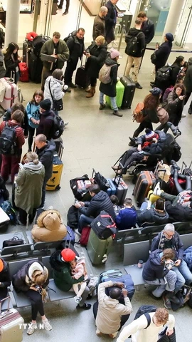 Hành khách mắc kẹt tại nhà ga ở London, Anh, sau khi các chuyến tàu Eurostar bị hủy. (Ảnh: THX/TTXVN)