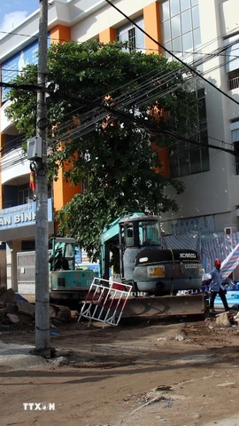 Công tác di dời hạ tầng kỹ thuật tuyến Metro 2 được triển khai tại 12/12 vị trí. (Ảnh: Tiến Lực/TTXVN)