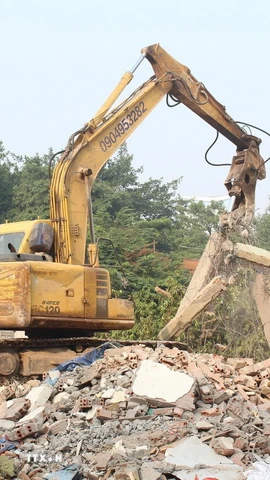 Lực lượng chức năng phường Láng bắt đầu cưỡng chế giải phóng mặt bằng khu vực đường từ Đê La Thành vào Bệnh viện Nhi Trung ương. (Ảnh: Nguyễn Thắng/TTXVN)