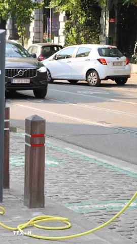 Một trạm sạc xe ôtô điện tại đường Wolvendael, quận Uccle, Brussels (Bỉ). (Ảnh: Hương Giang/TTXVN)