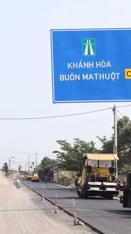 Thi công nút giao tại đoạn qua xã Ea Knuếc, tỉnh Đắk Lắk. (Ảnh: Tuấn Anh/TTXVN)