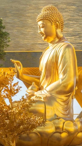 Tôn tượng Đức Phật Câu Na Hàm Mâu Ni trên đỉnh núi Bà Đen. (Nguồn: Sun World Ba Den Mountain)