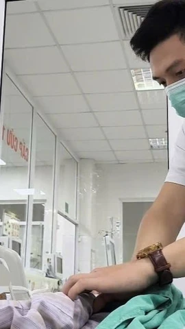 Bác sỹ thăm khám cho bệnh nhân. (Nguồn: Bệnh viện Bệnh Nhiệt đới Trung ương)