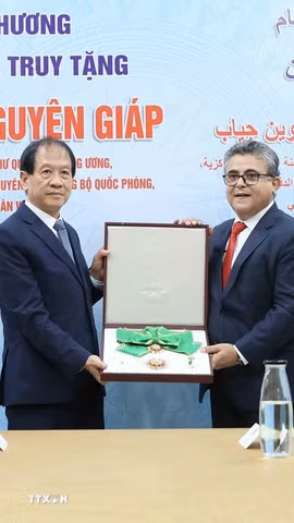 Đại sứ Đặc mệnh toàn quyền Nhà nước Palestine tại Việt Nam Saadi Salama trao tặng Huân chương Đại Huân đai, phần thưởng cao quý của Nhà nước Palestine cho đại diện gia đình cố Đại tướng Võ Nguyên Giáp. (Ảnh: An Đăng/TTXVN)