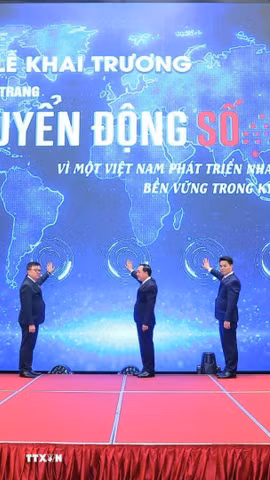 Các đại biểu thực hiện Nghi thức khai trương chuyên trang thông tin "Chuyển động số" của TTXVN. (Ảnh: Minh Quyết/TTXVN)