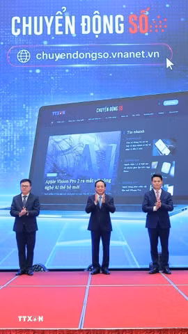 Các đại biểu thực hiện Nghi thức khai trương chuyên trang thông tin "Chuyển động số" của TTXVN. (Ảnh: Minh Quyết/TTXVN)